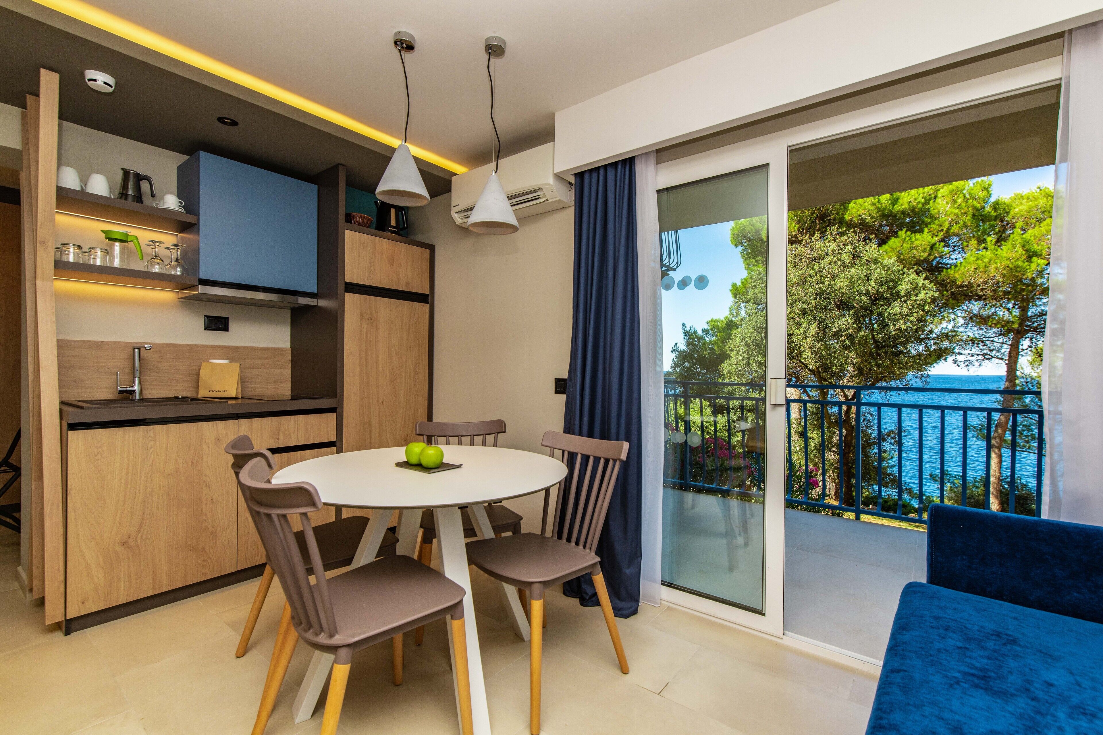 one bedroom apartment, balcony, sea view | private kitchenette | fridge, microwave, stovetop, coffee/tea maker