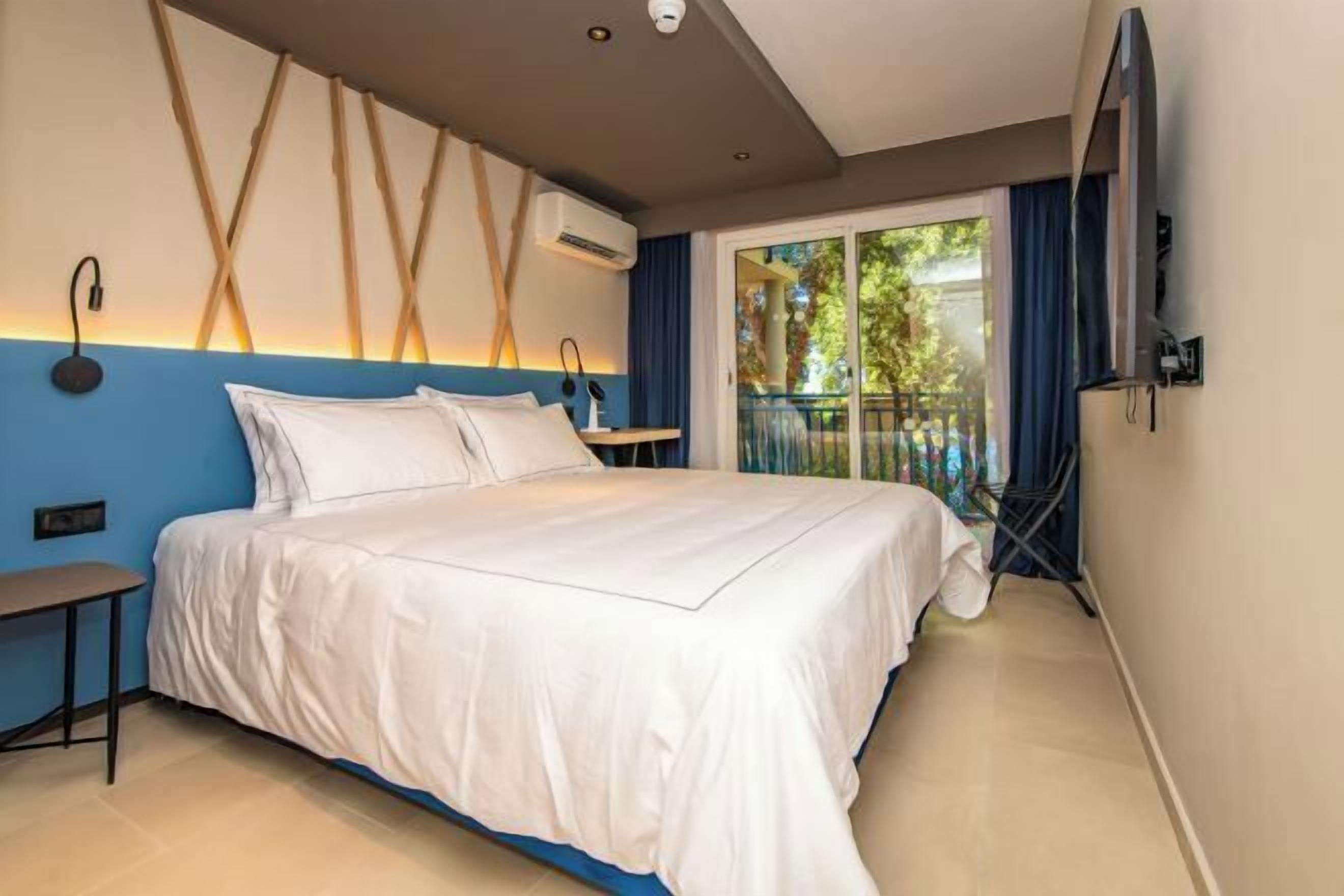 Tallelokero huoneessa, työpöytä, pimennysverhot, ilmaiset vauvansängyt