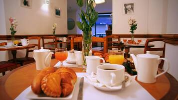 Petit déjeuner continental (12.00 EUR par personne)