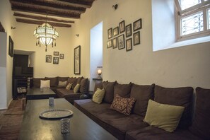 Lobby sitting area - Riad Lyon Mogador (Essaouira)