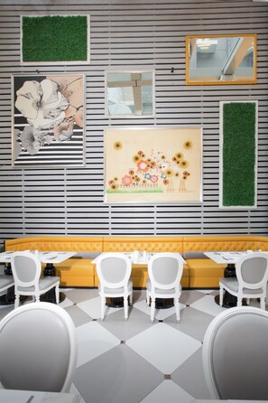 2 restaurants, breakfast, lunch, dinner served; international cuisine  - Dorsett Shanghai (Shanghai)