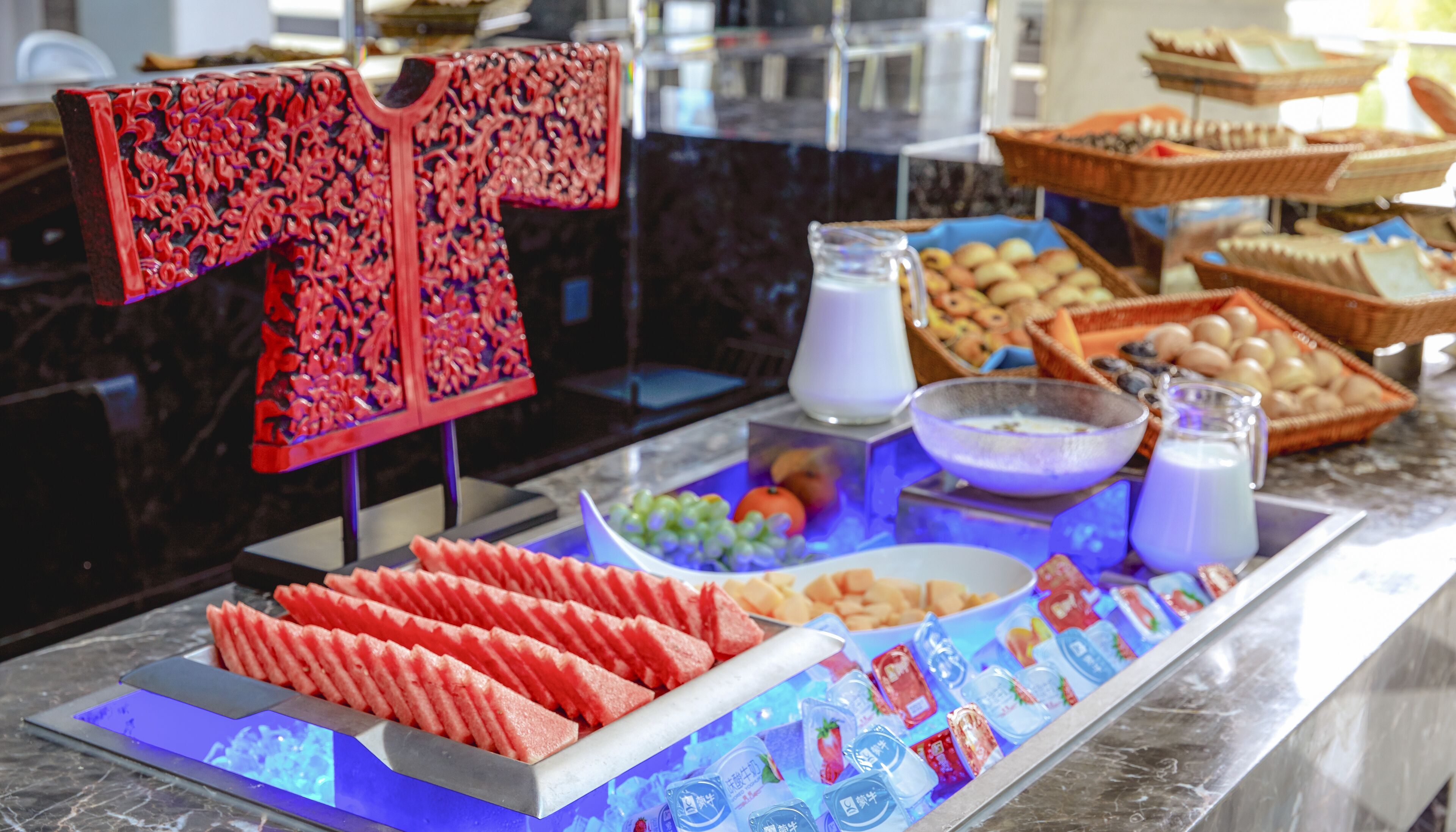 Un buffet proposant une variété de plats et agrémenté d’un tissu rouge décoratif.