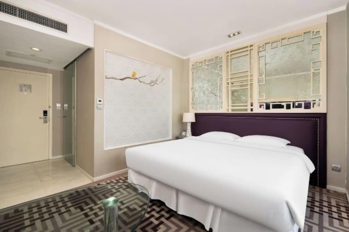 Selimut bulu angsa, tempat tidur Select Comfort, dan brankas