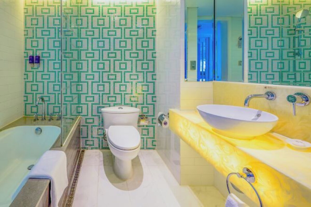 Bathtub dan shower terpisah dan pancuran hujan