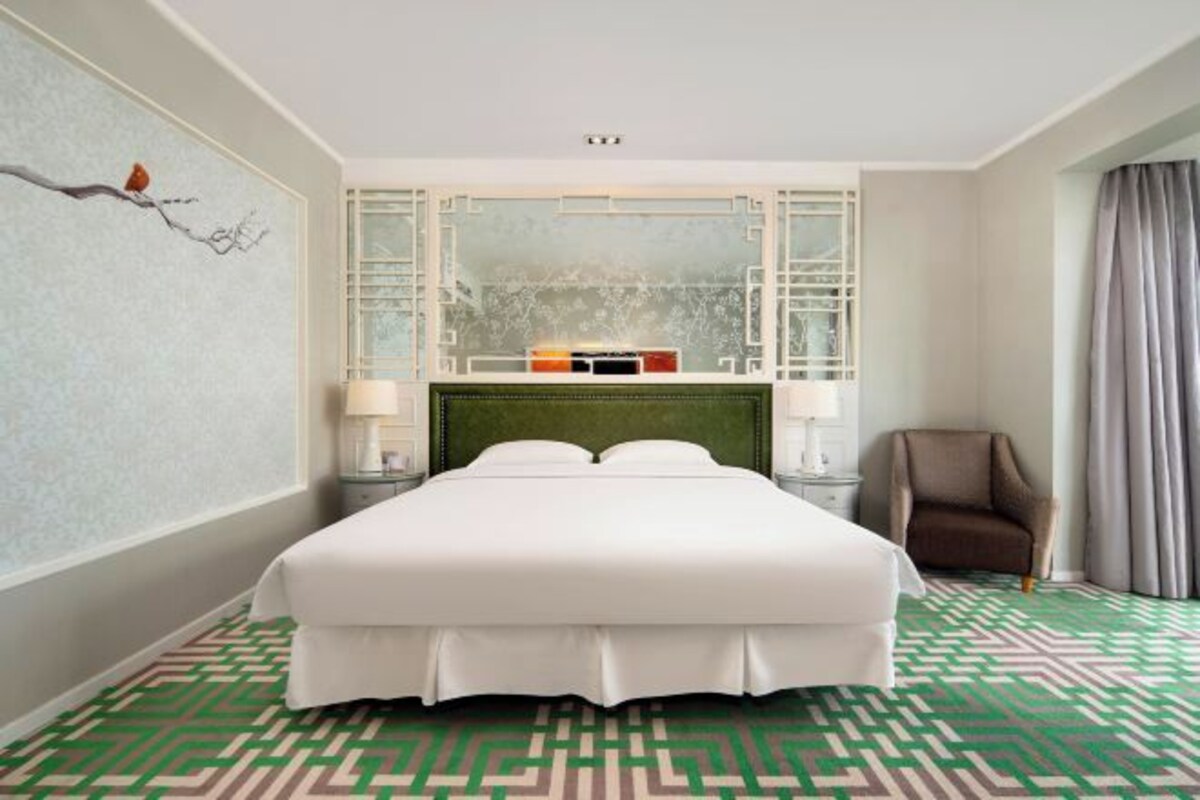 Selimut bulu angsa, tempat tidur Select Comfort, dan brankas