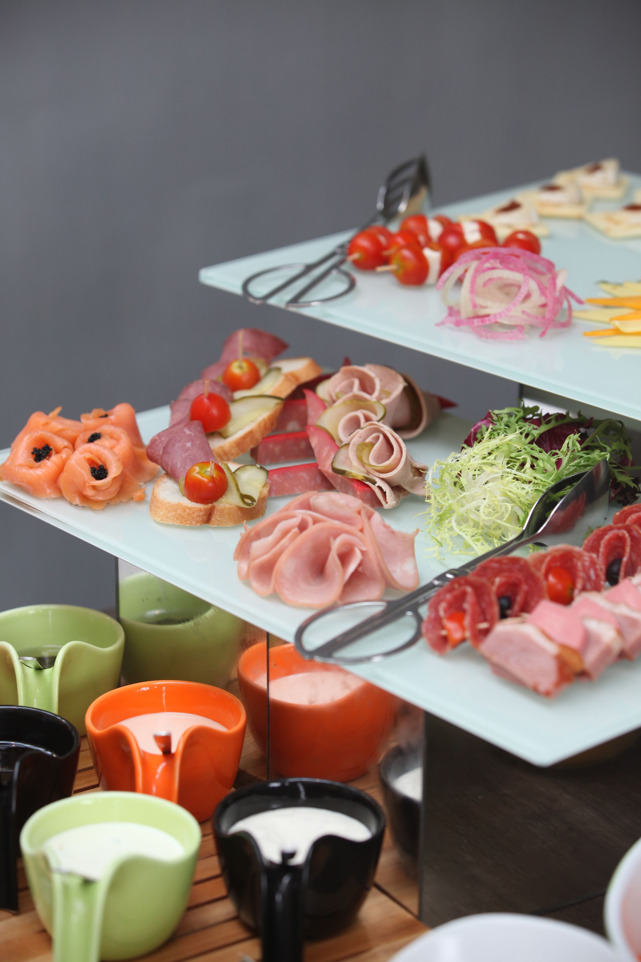 Una mesa de buffet con diversos alimentos y utensilios.