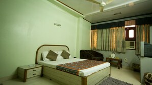 Ein Schlafzimmer mit einem Bett, einem Nachttisch und einem Deckenventilator.