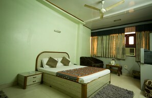 Desk, iron/ironing board, free WiFi - Hotel Woodland Dx (New Delhi)