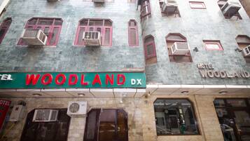 Escritorio, tabla de planchar con plancha y wifi gratis