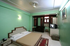 Deluxe Room, 1 Queen Bed | Desk, iron/ironing board, free WiFi