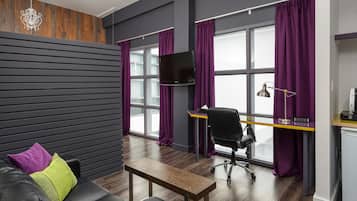 Executive-Studiosuite, 1 Queen-Bett, Blick auf den Innenhof (Marvelous) | Wohnbereich | 50-Zoll-Smart-TV mit Kabelempfang, iPod-Dockingstation