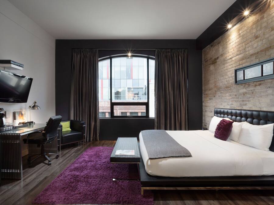 Loft, 1 cama King, banheira, vista para a cidade | Área de estar | Smart TV 50 polegadas com canais a cabo, dock para iPod