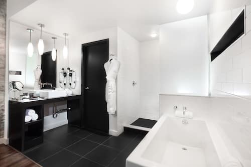 Loft, 1 King Bed, Bathtub, City View | Bathroom