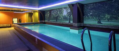 من حمّامات السباحة المغطاة