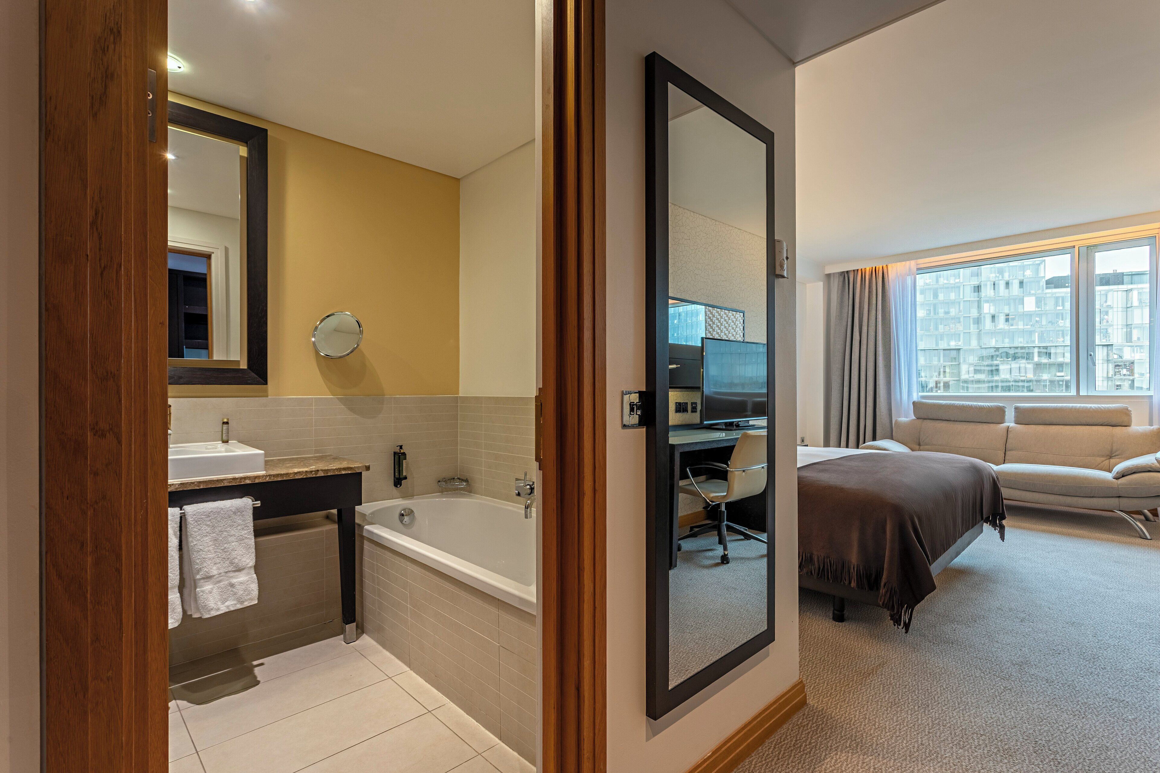 Deluxe Superior King Bed | 1 soverom, sengetøy av topp kvalitet, minibar og safe på rommet