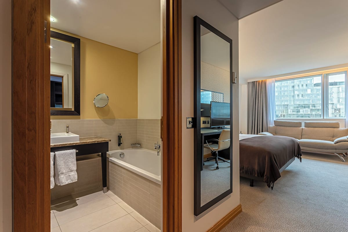 Deluxe Superior King Bed | 1 soverom, sengetøy av topp kvalitet, minibar og safe på rommet