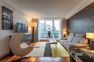 Signatures Two Bedrooms Suite | 1 多间卧室、高档床上用品、迷你吧、客房内保险箱