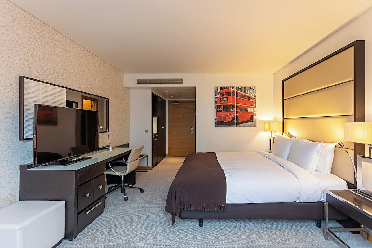 Deluxe King | 1 bedroom, premium bedding, minibar, in-room safe