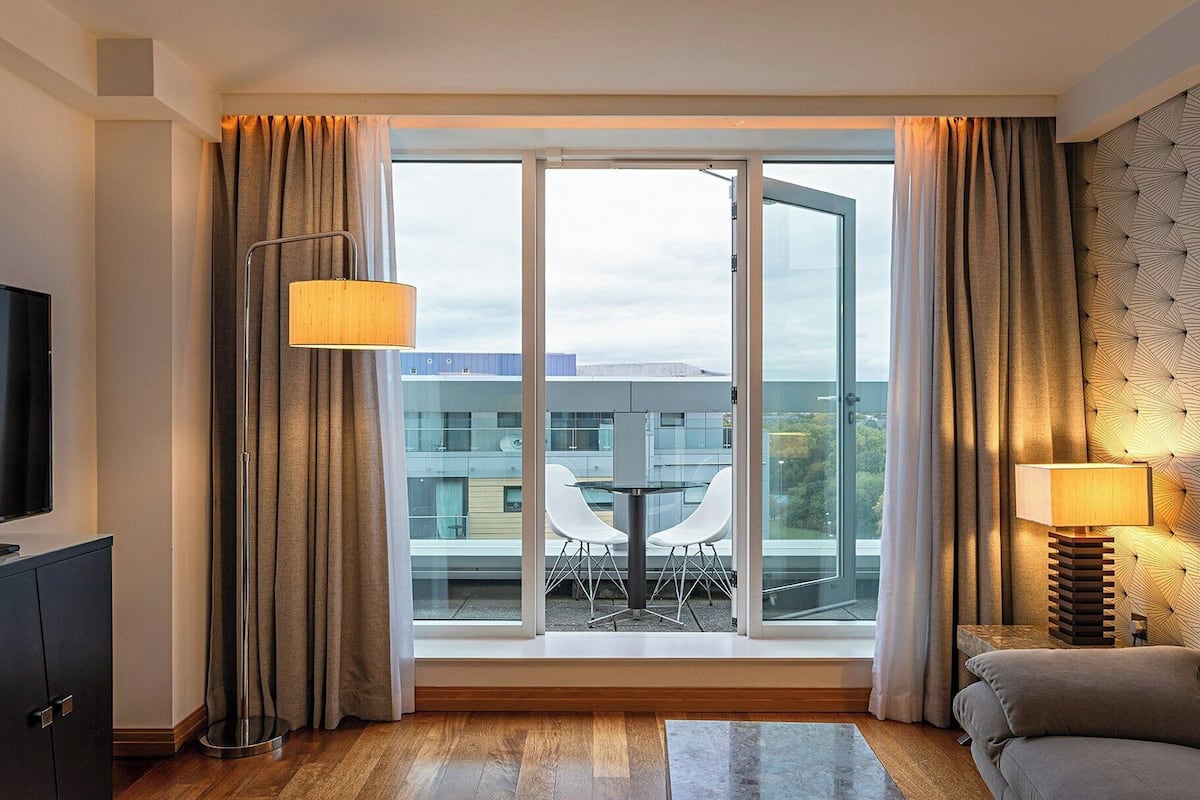 Executive One Bedroom Suite | 1 soverom, sengetøy av topp kvalitet, minibar og safe på rommet