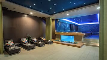 Una piscina cubierta