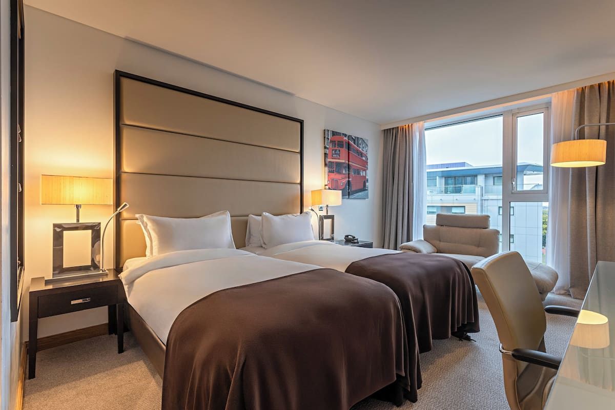 Tomannsrom – premium, 2 enkeltsenger | 1 soverom, sengetøy av topp kvalitet, minibar og safe på rommet