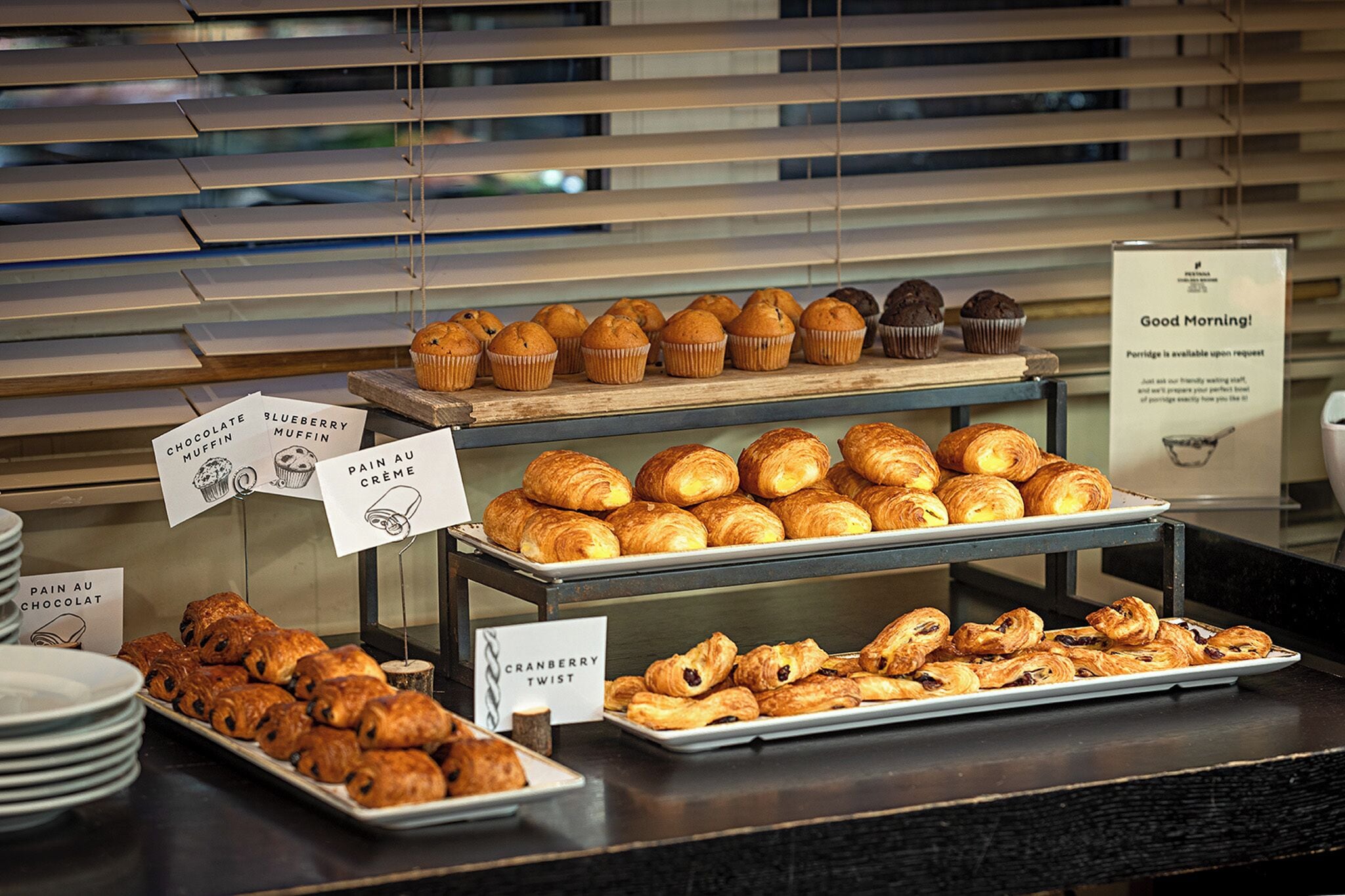 Eine Bäckerauslage mit verschiedenen Gebäcken und Muffins.