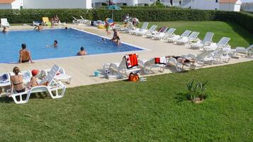 4 piscine all'aperto, con ingresso dalle 09:00 alle 21:00, lettini