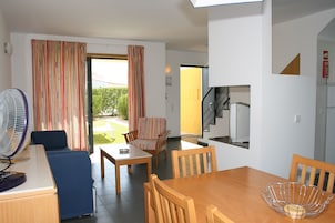 Dúplex, 2 habitaciones | Sala de estar | Televisión de plasma de 25 cm con canales por cable, una televisión