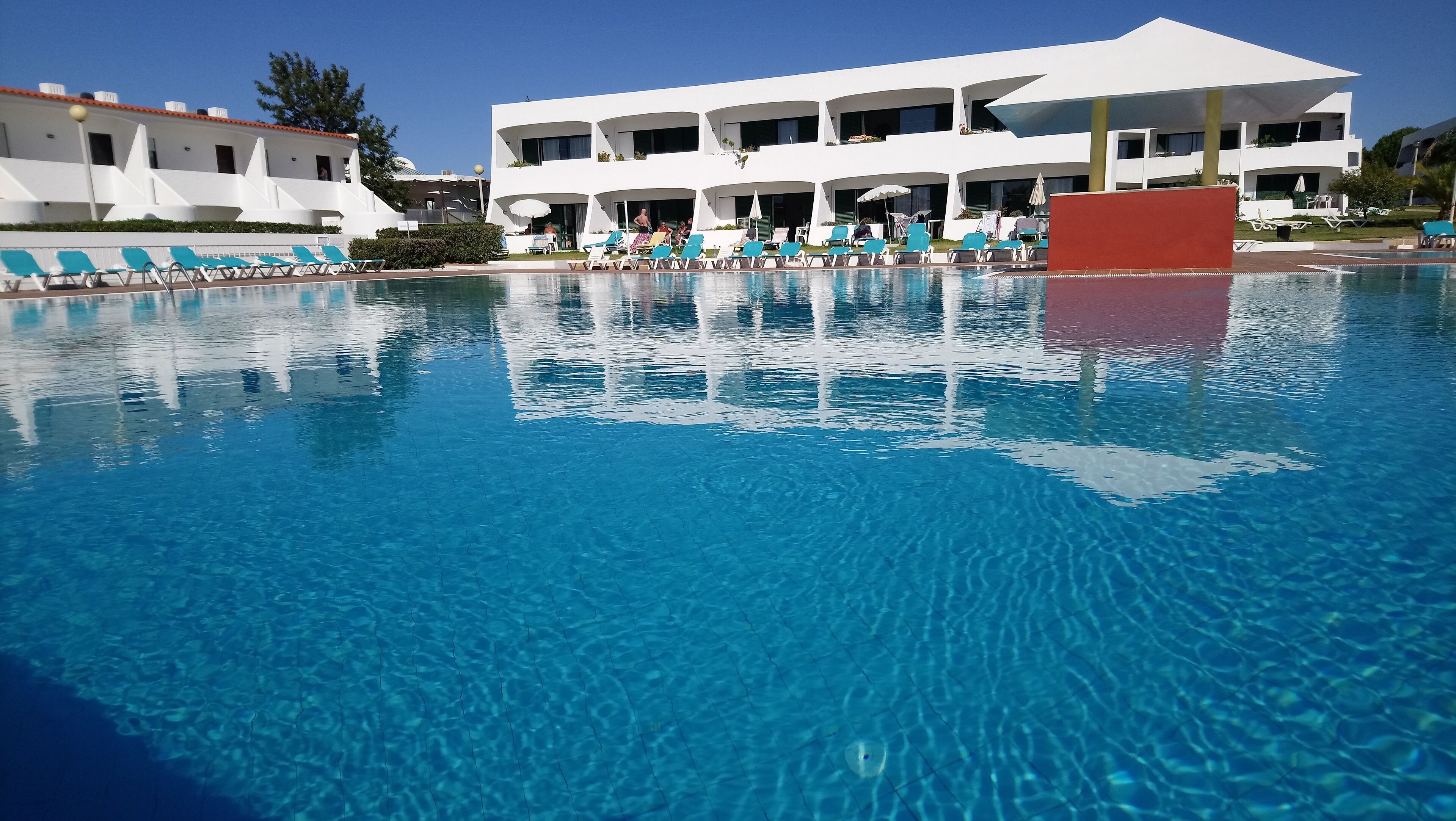 4 outdoor pools, open 9:00 AM to 9:00 PM, pool loungers