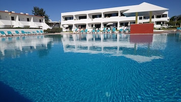 4 piscinas al aire libre (de 09:00 a 21:00), tumbonas