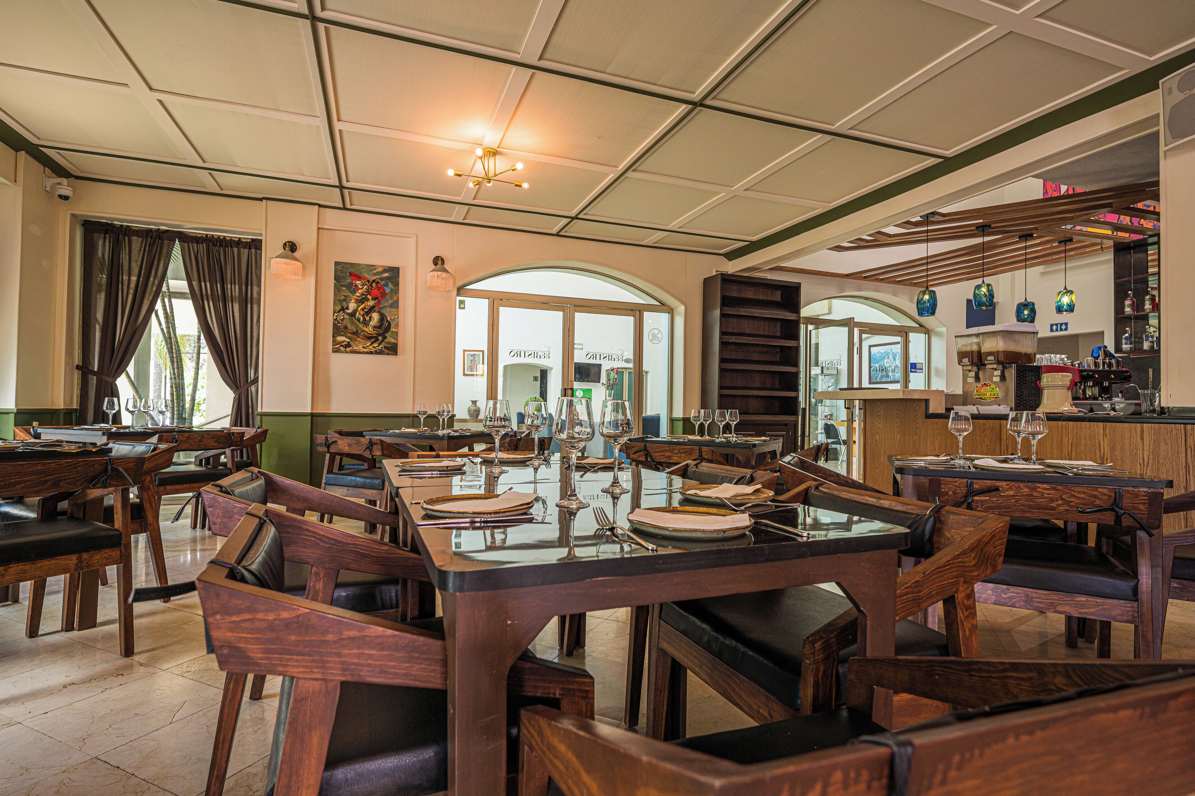 breakfast, lunch, dinner served; international cuisine