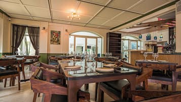 Breakfast, lunch, dinner served; international cuisine