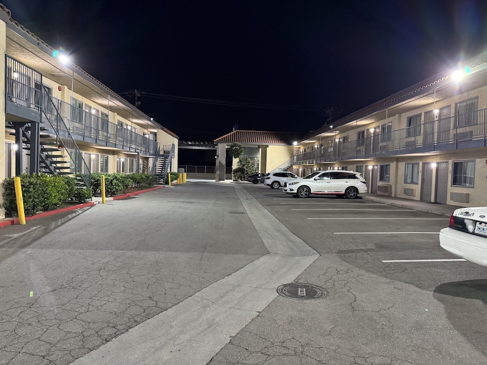 Baymont by Wyndham Bakersfield photo 7