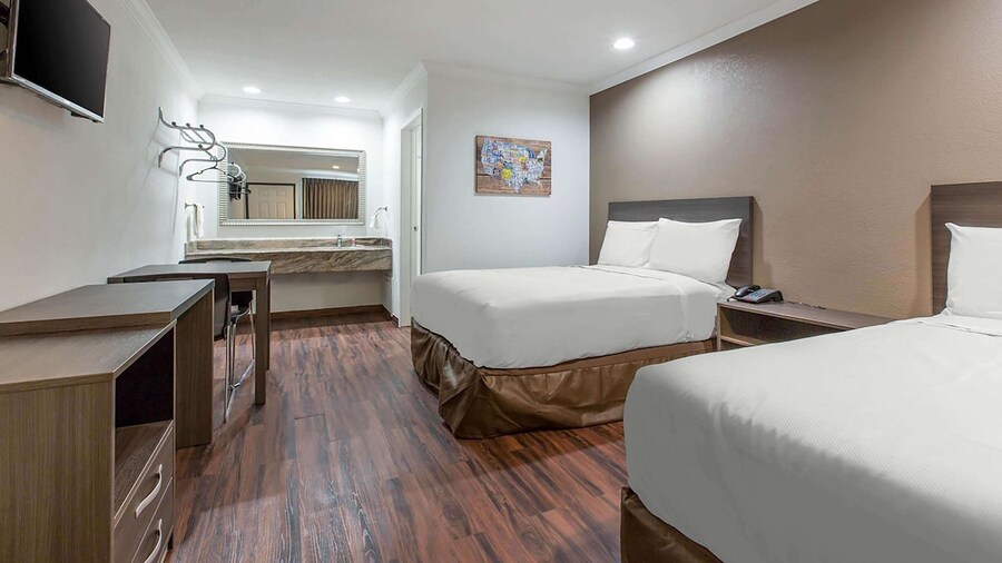 Baymont by Wyndham Bakersfield