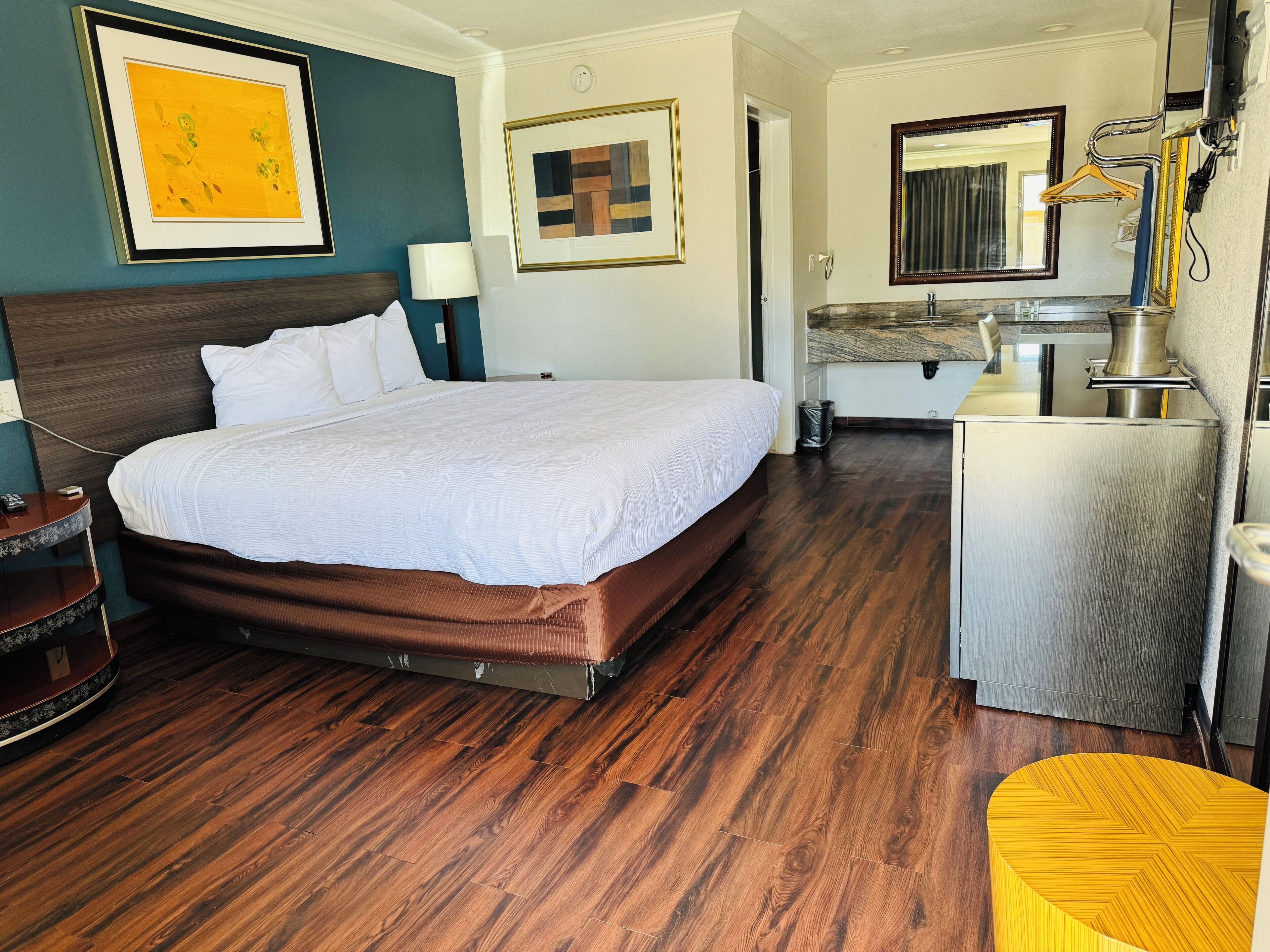 Suite, 1 King Bed, Non Smoking | Desk, free WiFi, bed sheets