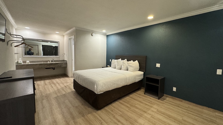 Baymont by Wyndham Bakersfield
