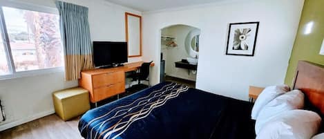 Room, 1 King Bed, Non Smoking | 1 bedroom, desk, iron/ironing board, free WiFi