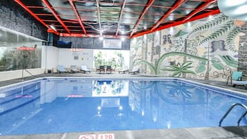 Piscine couverte, accÚs possible de 09 h 30 à 18 h 00, chaises longues