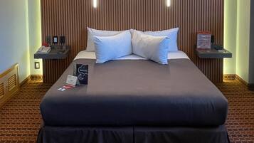 Minibar, caja de seguridad en la habitación y escritorio