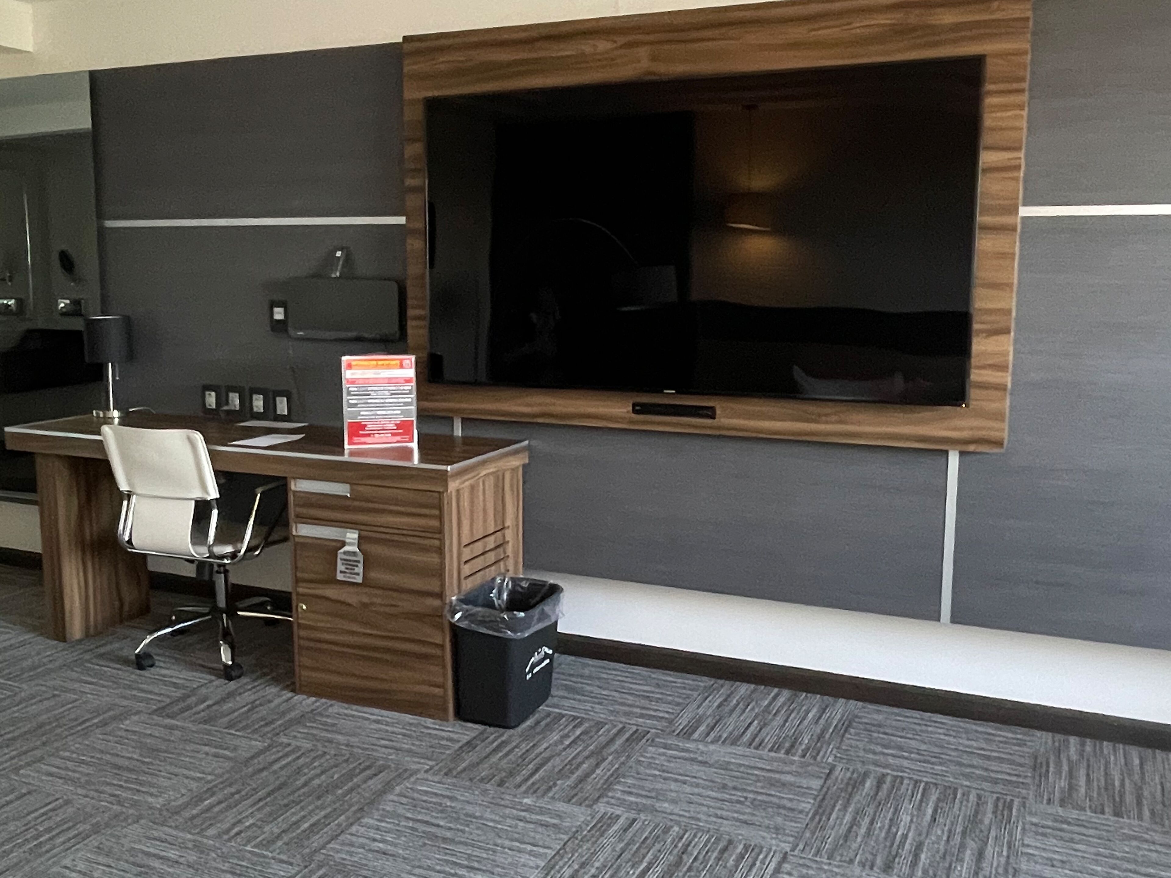 premium room | 1 bedroom, minibar, in-room safe, desk