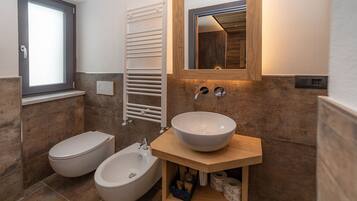 高級雙人或雙床房 | 浴室 | 淋浴設備、免費盥洗用品、毛巾