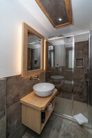 Ducha, artículos de tocador gratuitos, toallas