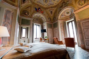 Ropa de cama hipoalergénica, colchones con pillow-top y minibar 