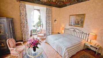 Habitación doble exclusiva, torre | Ropa de cama hipoalergénica, camas con pillow-top y minibar