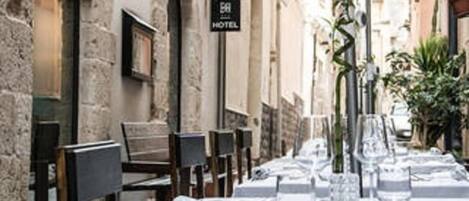Déjeuner et dîner servis sur place, spécialités Cuisine régionale