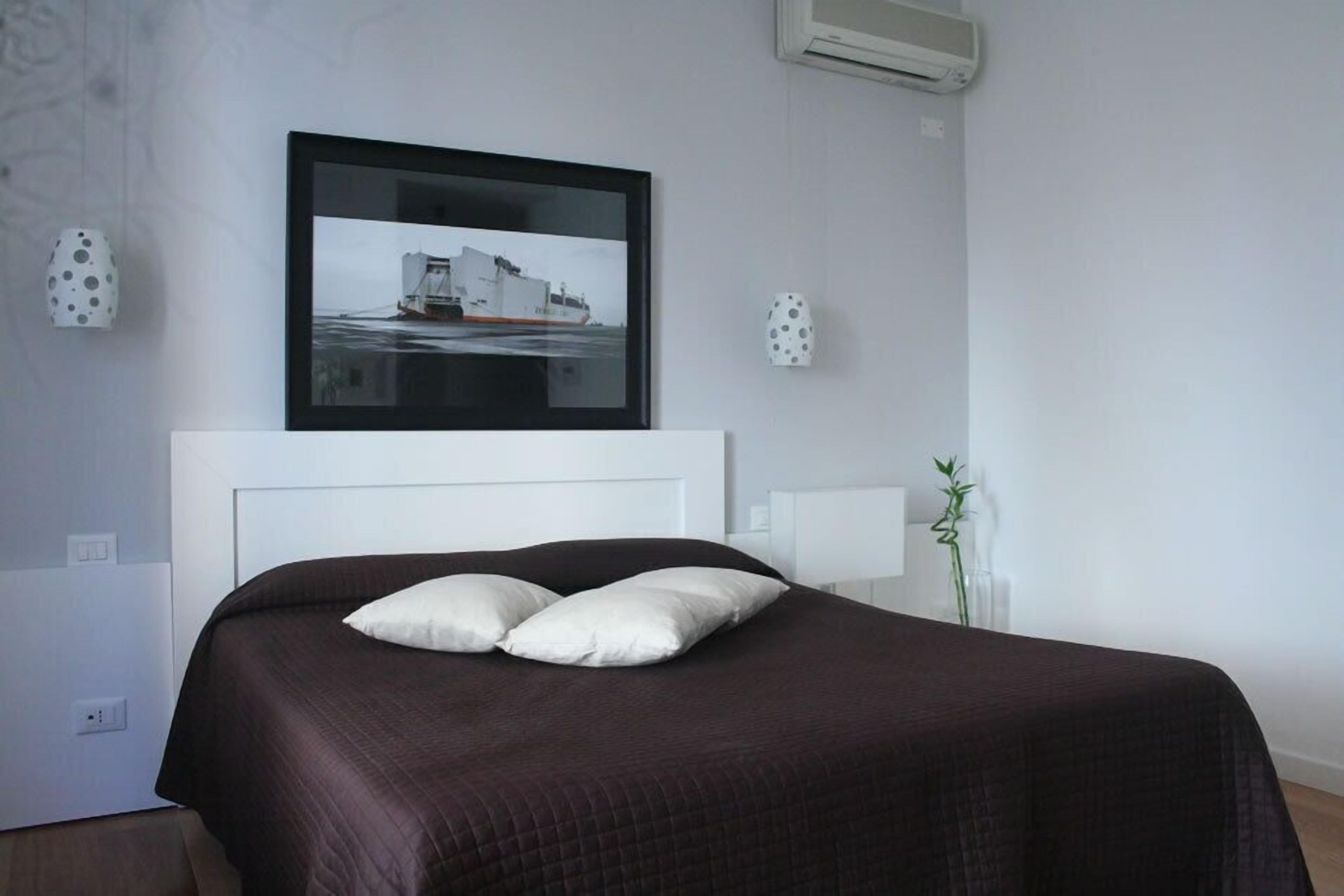 superior double room, 1 queen bed | minibar, in-room safe, desk, soundproofing