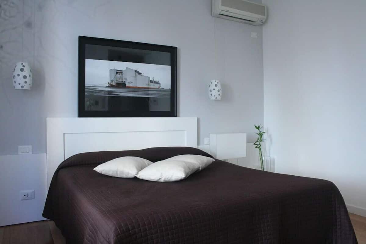 superior double room, 1 queen bed | minibar, in-room safe, desk, soundproofing