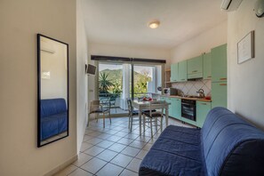 Condo, 1 phòng ngủ | Khu phòng khách | TV