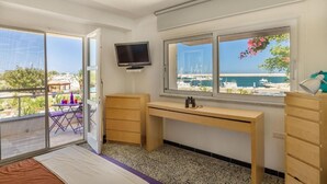A room with a balcony, a TV, a desk, and a view of the sea. - Hibiscus Hotel Residence (Siniscola)