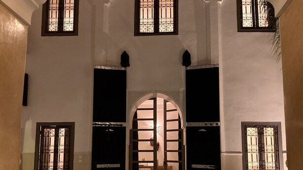 واجهة المنشأة - في المساء/الليل